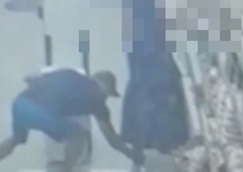 Aposentado é flagrado tirando foto por baixo de saia de mulher em supermercado