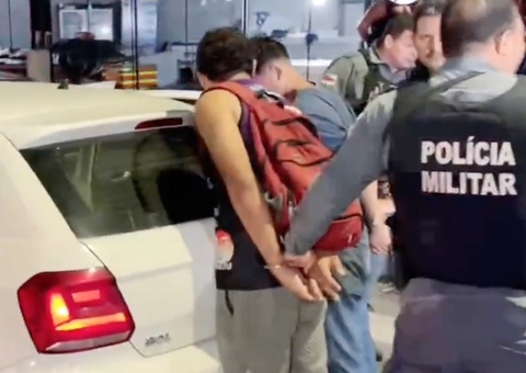 Motorista de app se joga de carro em movimento para escapar de assalto em Manaus