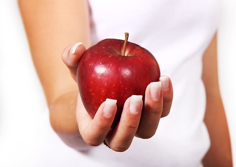 Comer uma maçã por dia previne 5 tipos de câncer; veja mais benefícios