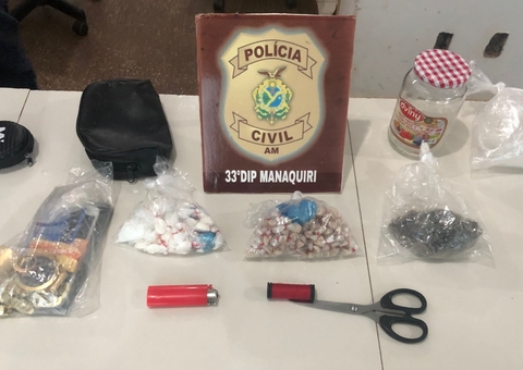 Jovem é preso no Amazonas após polícia notar fila de usuários para comprar drogas na casa dele