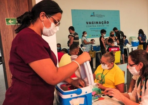 Mais de 2,5 mil doses de vacinas são aplicadas em 2 dias em shopping de Manaus