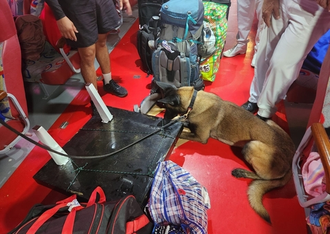 Homem é preso com drogas camufladas em tampa de mesa em lancha no Amazonas