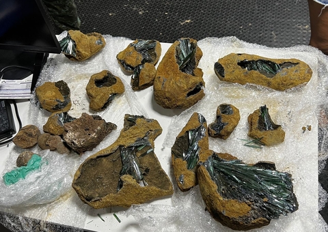 Pedras de Vivianita avaliadas em R$ 20 mil são apreendidas em barco no Amazonas