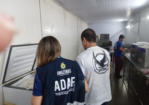 Mais de 2 toneladas de produtos vencidos são apreendidos em estabelecimento clandestino em Manaus