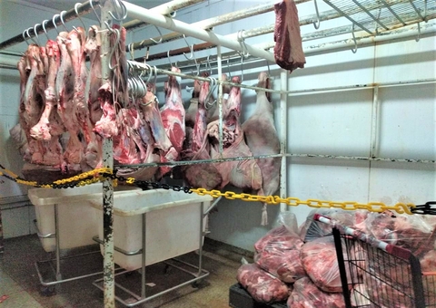 Mais de 1,6 toneladas de carne vencida são apreendidas em supermercado de Manaus