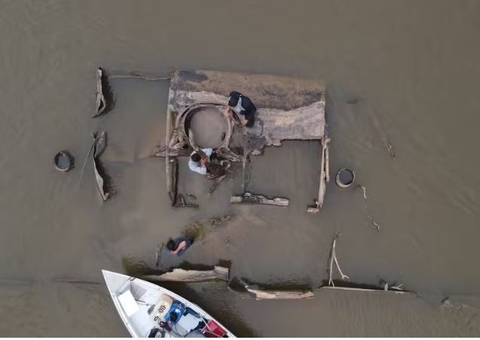 Destroços de navio do século XIX surgem durante seca extrema no Rio Madeira