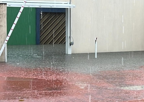 Chuva invade casas e faz ruas virarem lagoas em Manaus 