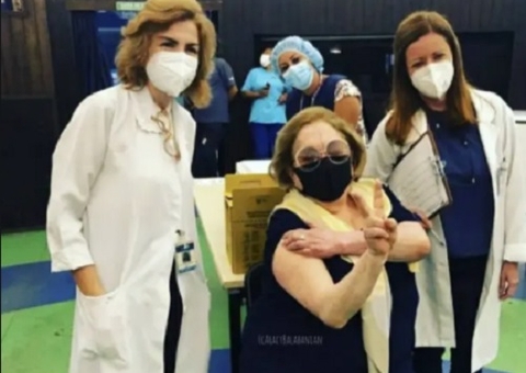 Aos 81 anos, Aracy Balabanian é vacinada contra Covid-19