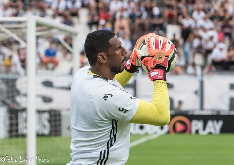 Ex-goleiro Aranha é internado na UTI com Covid-19