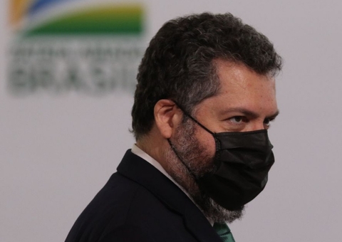 Araújo anuncia chegada de IFA para 32 milhões de doses de vacina