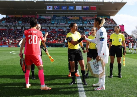 Trio brasileiro apita duelo entre campeões mundiais nas oitavas de final