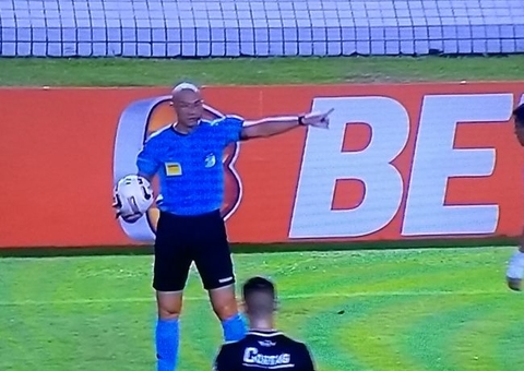 Árbitros ouvem reclamações e até elogio na ida das semis