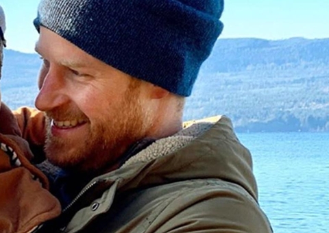 Príncipe Harry mostra foto rara do filho na praia com Meghan