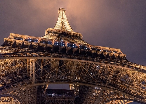 Torre Eiffel é esvaziada em Paris após alerta de bomba