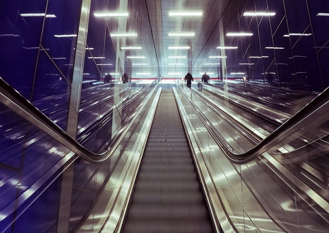 Menina de 5 anos tem dedo amputado após prender pé em escada rolante de shopping