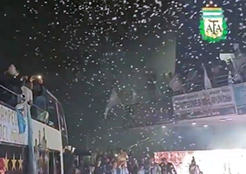 Seleção argentina é recebida por multidão no aeroporto de Ezeiza, em Buenos Aires