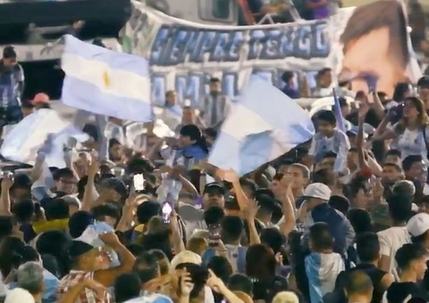 Multidão nas ruas trava a 'caravana da glória' dos tricampeões na Argentina