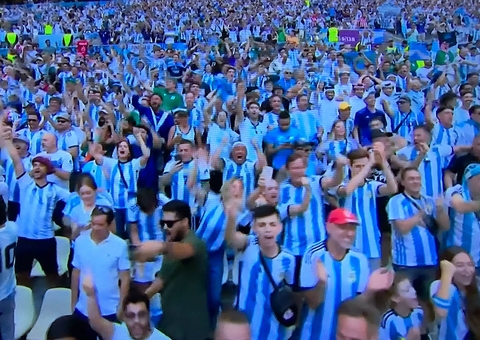 Torcida da Argentina xinga Daniel Alves em faixa na estreia na Copa