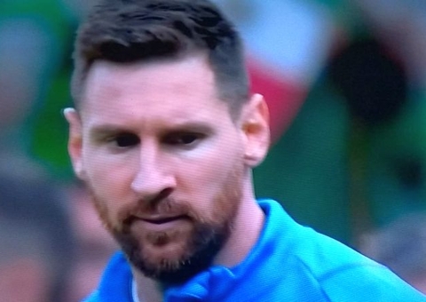 Messi confronta jogador holandês durante entrevista e viraliza