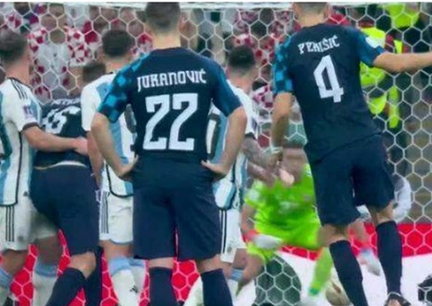 Bandeirinha se empolga e corre dentro do gramado no 2º gol da Argentina