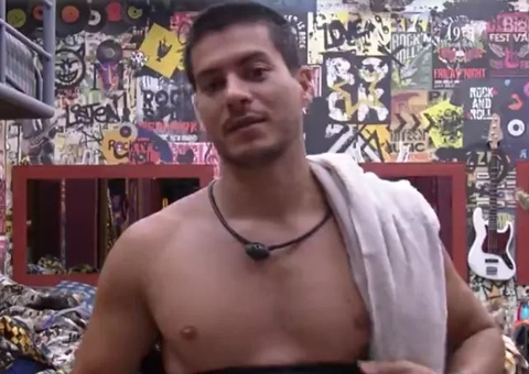 Arthur Aguiar reclama por Maíra Cardi não falar que o ama em vídeo