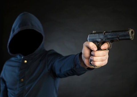 Pistoleiros encapuzados deixam homem e adolescente baleados em Manaus