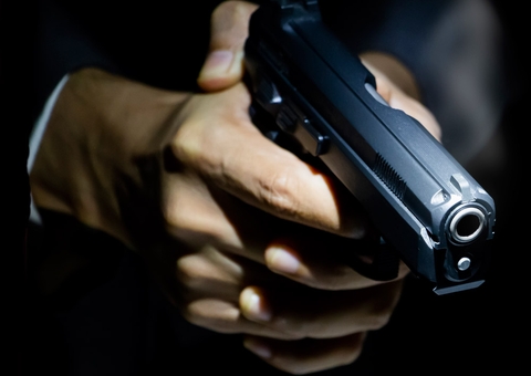 Pistoleiros invadem casa e matam homem a tiros na frente da família 