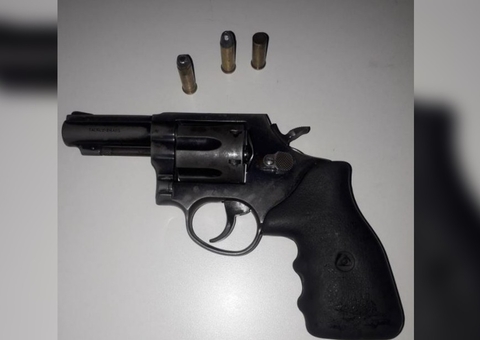 Homem morre durante "brincadeira" de roleta russa com a namorada 