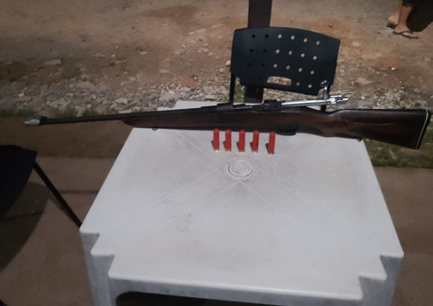 Homem é preso 'passeando' com espingarda na BR-319 no Amazonas