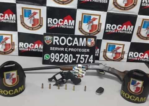 Dupla é presa 'passeando' com espingarda e revólver em carro em Manaus