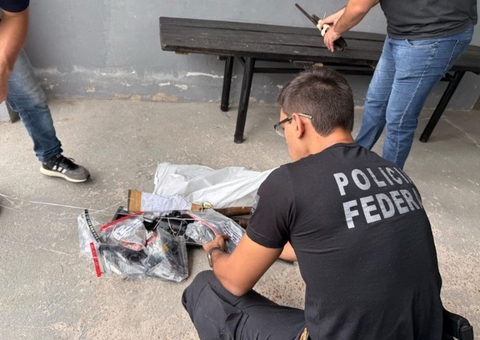 Polícia Federal e Exército destroem arsenal de armas de fogo em Manaus