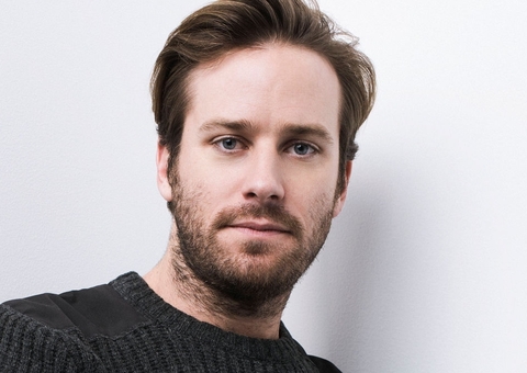 Investigado por estupro e canibalismo, Armie Hammer engata novo romance 