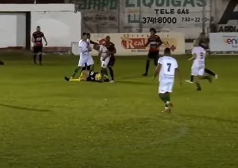 Vídeo: Jogador do São Paulo agride e deixa árbitro desmaiado em campo