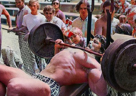 Antes da fama, Arnold Schwarzenegger treinava em público