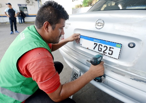 Entrega de placas mercosul será feita por drive-thru no Amazonas
