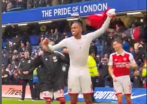 Arsenal vence Chelsea com gol de brasileiro e retoma liderança