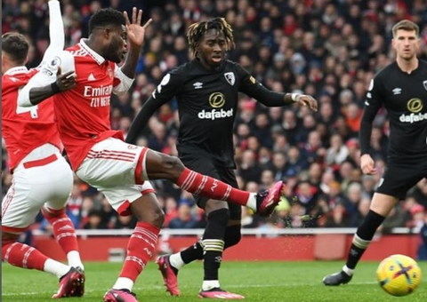 Ataque funciona e Arsenal vence Nottingham Forest na estreia do Inglês