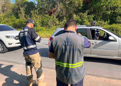 Fiscalização flagra taxistas transportando passageiros de forma clandestina na AM-010