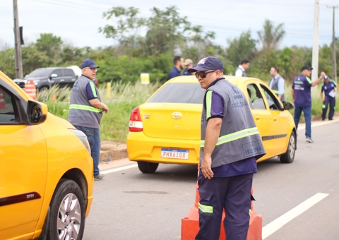 Motoristas são flagrados fazendo transporte irregular de passageiros na Ponte Rio Negro
