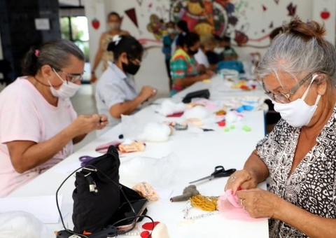 Prefeitura oferece oficina de artesanato na semana da mulher em Manaus 