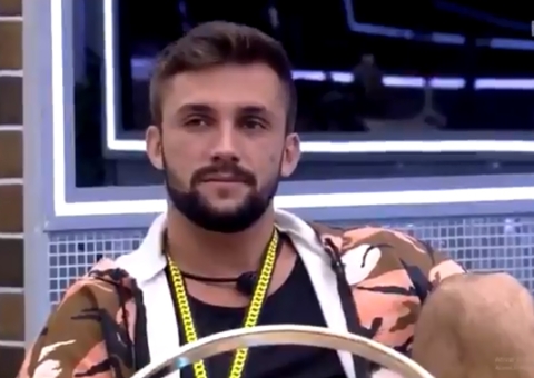 Boninho caçoa de Arthur com 'detalhe' na festa do brother