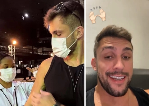 Ex-BBB Arthur se vacina contra Covid aos 26 anos  e rebate críticas
