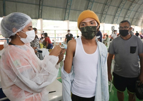 Após perdas na pandemia, pai e filho celebram vacinação contra Covid-19