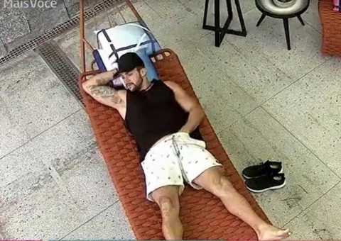 BBB21: Arthur coça o saco e cheira a mão ao vivo no Mais Você