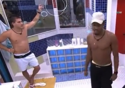 Amigos, Paulo André e Arthur batem boca: ‘essa cara de c* toda hora’