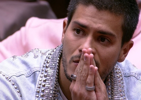 Arthur Aguiar volta do paredão e web bomba com memes: 'Cadê a Jade?'