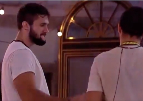 Arthur morde os lábios ao elogiar bumbum de Pablo Vittar: ‘É gata’