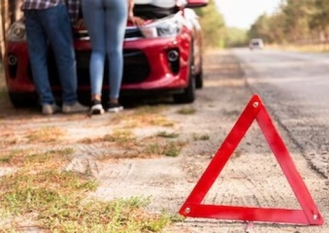 Homem é preso após dirigir bêbado, bater carro e abusar de motorista