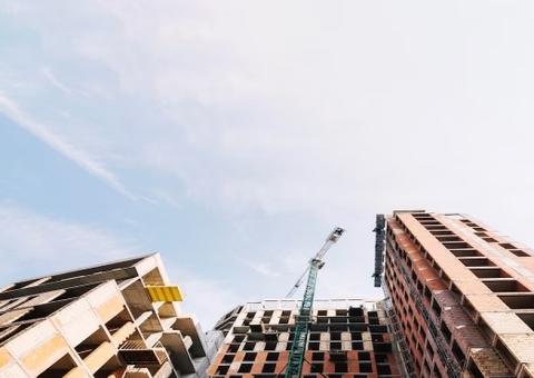 Pedestre atingido por viga de madeira que caiu de prédio em construção será indenizado