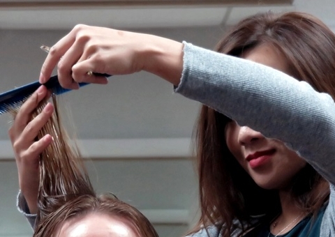 Mulher será indenizada por salão após perder cabelo com descoloração